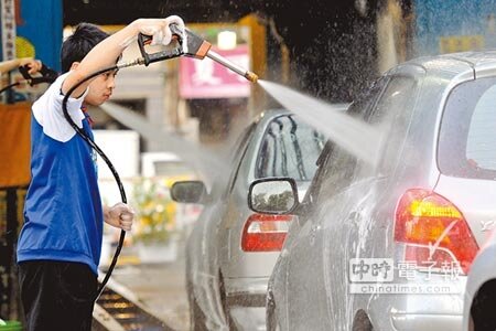 經濟部擬對用水量超過國際標準的耗水大戶附徵綠水費,圖為中油加油站員工正在為民眾清洗愛車。(本報資料照片)