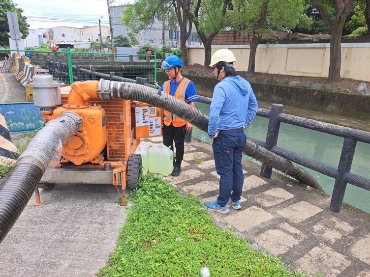 市府轄管滯洪池及水門已啟動防汛應變及準備好防汛物資。圖：水務局提供