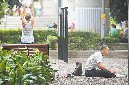 
完善的退休生活需要「有伴、有錢、有健康」，透過保險就可打造「退休金、醫療準備金」雙引擎。圖∕本報資料照片
