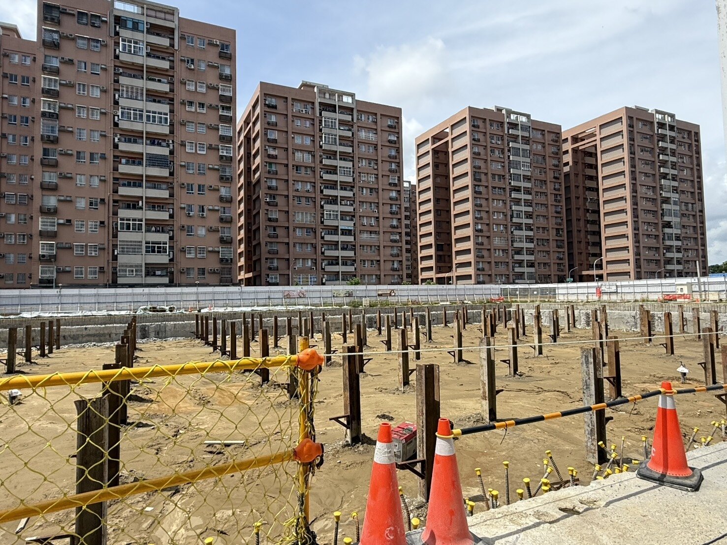 高市左營區合群新城周圍正在興建海景安居等社宅,推動道路開闢等多項重大工程,居民如同被圍城,怨工程噪音擾人、大車出入交通動線安全堪慮。記者石秀華/攝影