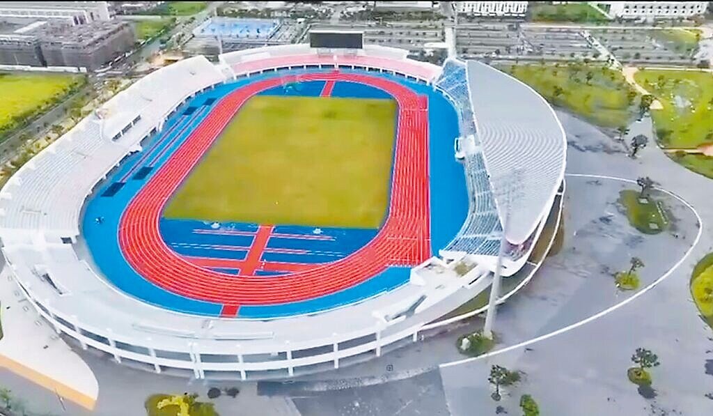 雲林縣立田徑場11日進度達100%,外觀相當漂亮大氣,21日將舉行竣工典禮。(雲林縣府交工局提供/周麗蘭雲林傳真)