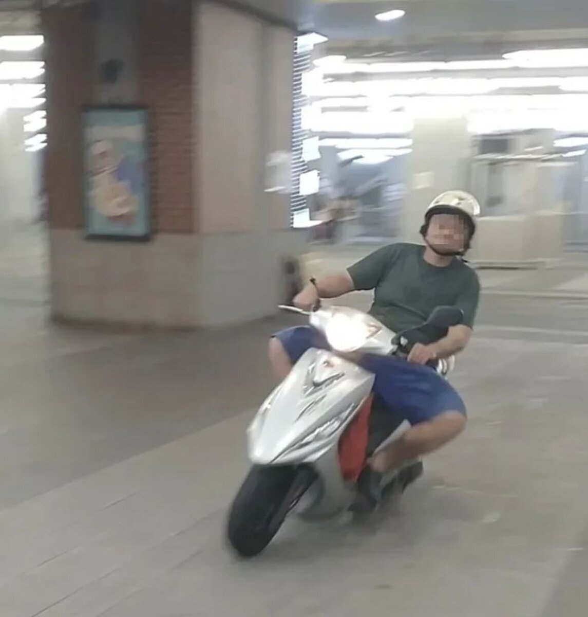 一名中年男子被目睹騎機車上台中車站1樓鐵鹿大街,還作勢衝撞路人。圖/民眾提供