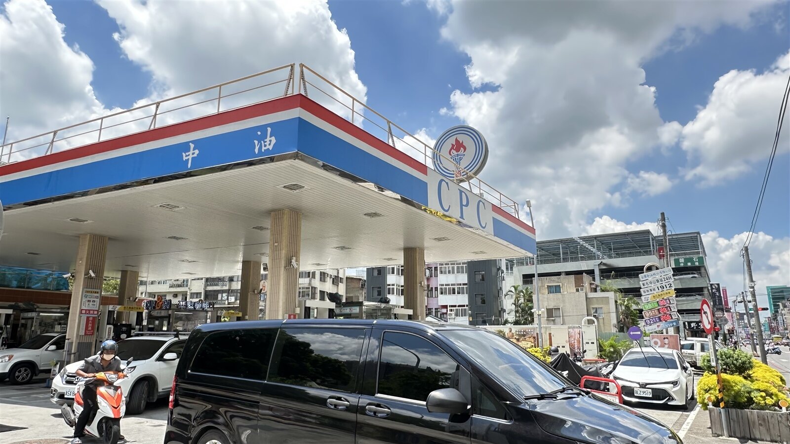 台灣中油宣布,明(14)日起汽油調降0.2元、柴油價格不調整。 聯合報系資料照