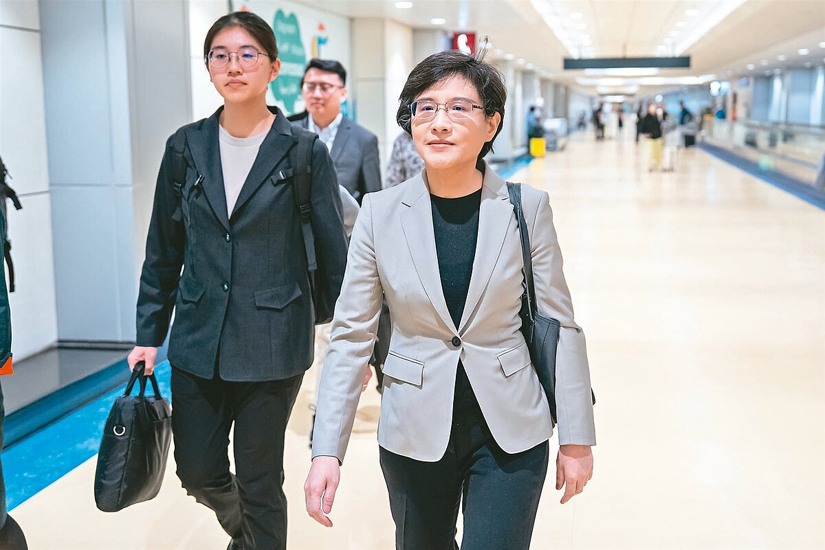 行政院副院長鄭麗君(右)昨天清晨率團自美返國,面對媒體微笑致意說辛苦了。記者季相儒/攝影