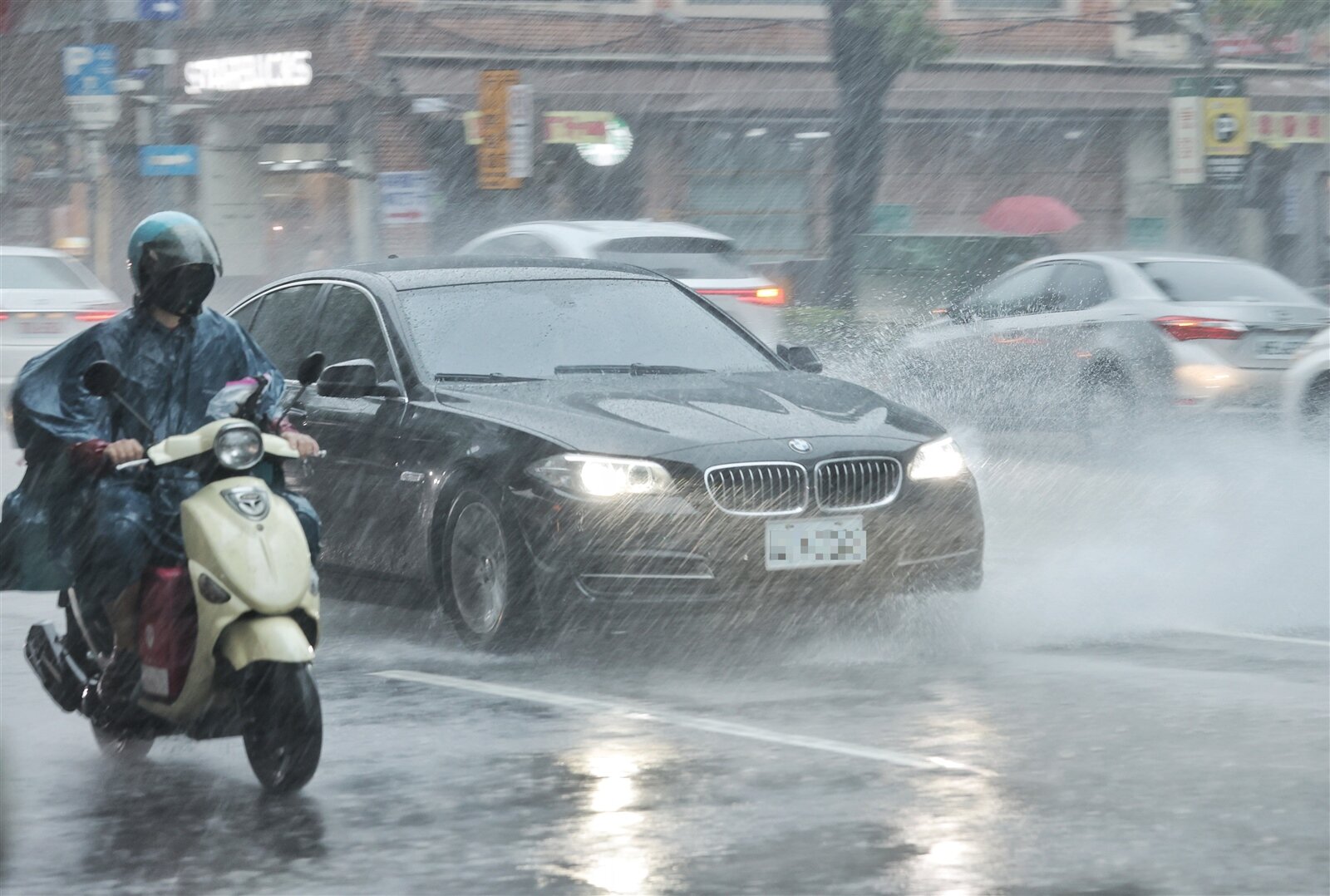 極端天氣影響，常發生午後強大雷陣雨，騎車危險度也大增，議員發現，北市近五年停車場滑倒通報案件65件，外縣市更有死傷事故，但目前卻未針對防滑係數制定標準，呼籲市府訂定防滑要求，維護民眾安全。本報資料照片 