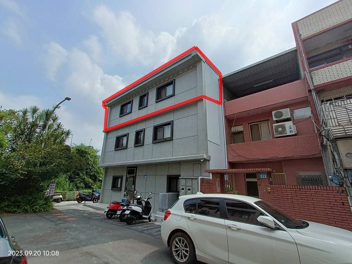 林口頂樓加蓋套房違建,拆除前。圖/新北市拆除大隊提供