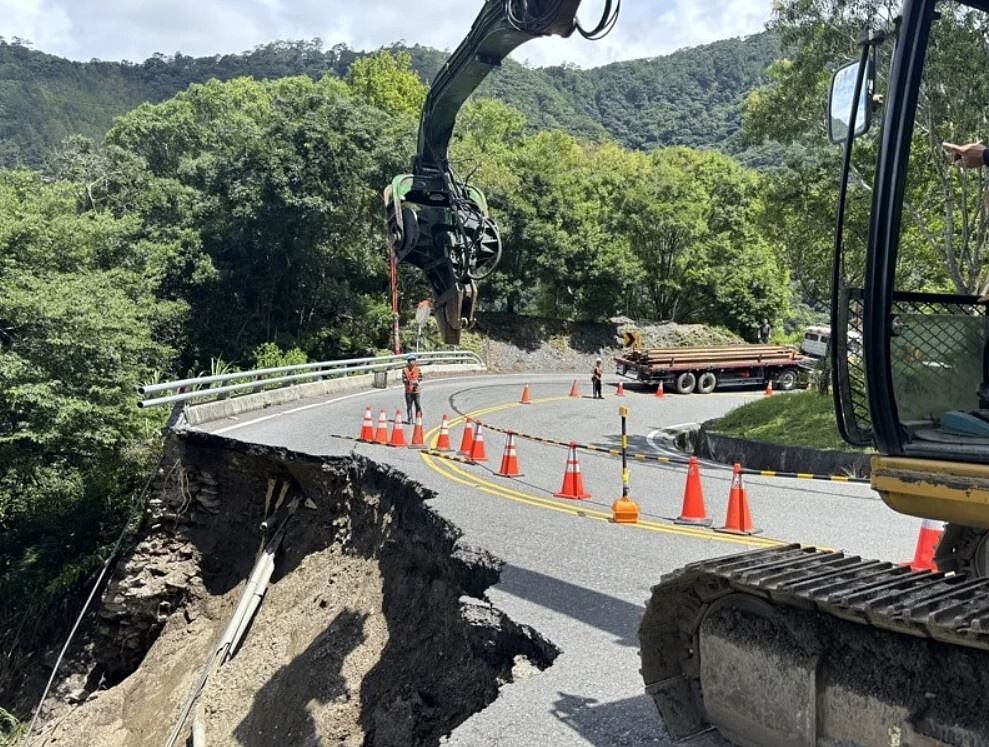 台14線埔霧公路77K處今天清晨突然崩塌出現天坑,車道不見了大半,警方實施交通管制,採單線雙向通行。圖/埔里工務段提供