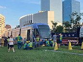 高雄輕軌與貨車相撞！車廂破大洞多人受傷送醫