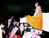 棉被蓋拒馬　手機號召同伴翻越