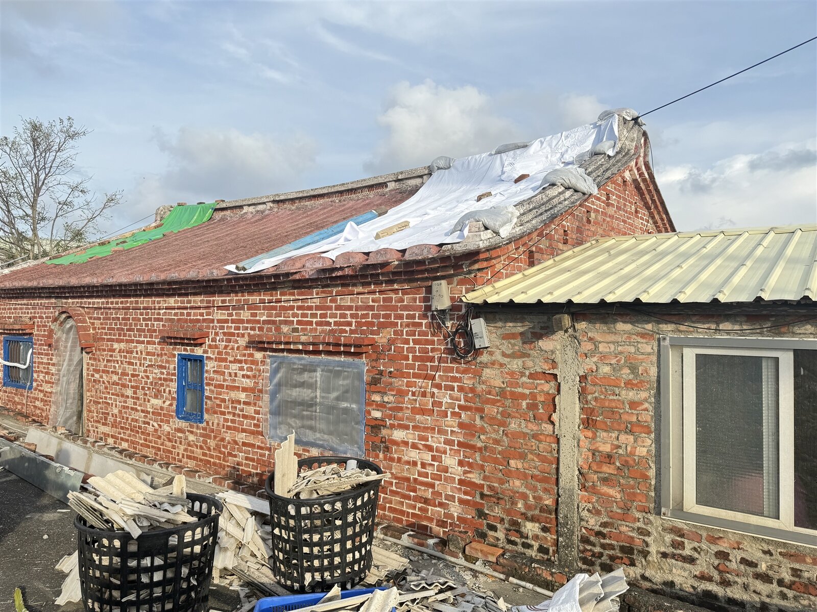 嘉義縣年輕人口外流,60歲老人照顧80歲老人,不敢爬上屋頂蓋帆布。記者黃于凡/攝影