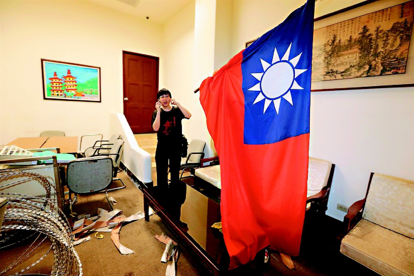 學生自備鋁梯爬上政院二樓，政院辦公室遭闖入破壞。 王騰毅、陳柏亨／攝影