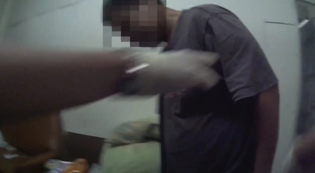高雄警方攻堅逮捕涉嫌販毒的邱姓男子。記者林保光／翻攝 