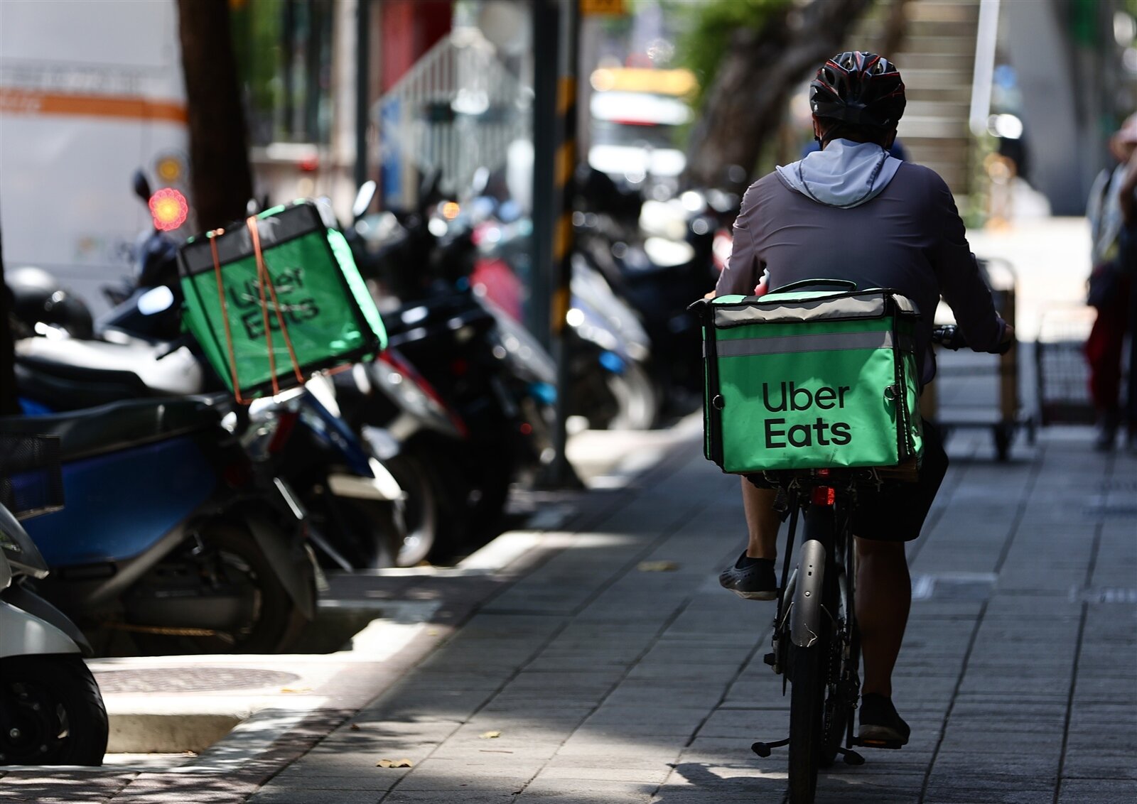 Uber Eats於7月底擬片面調降外送員報酬,Uber Eats回應,此次調整目的絕非調降,而是將部分趟次獎勵轉為基本費用,以回應長久以來外送合作夥伴的期待。記者許正宏/攝影