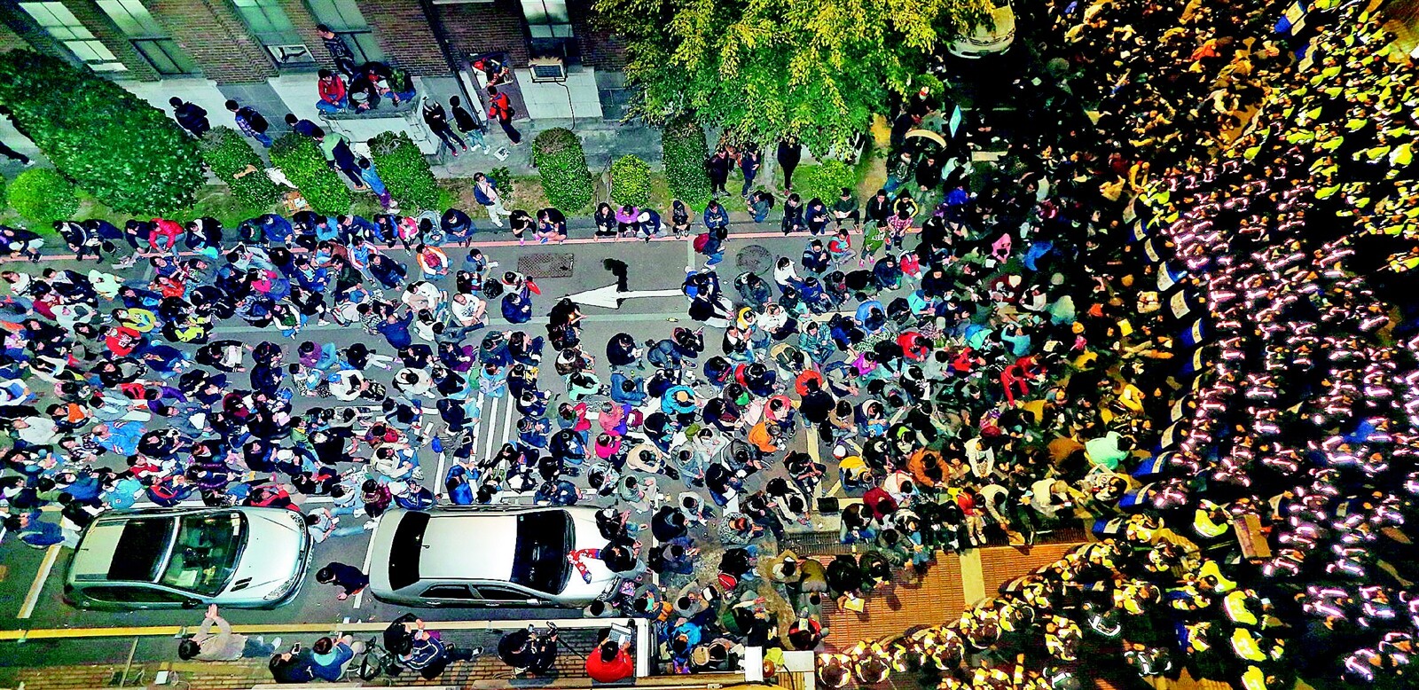 反服貿群眾昨晚一度攻入行政院，並與警察對峙，凌晨開始，警方開始驅離，以免影響今天上班的正常運作。 記者陳再興／攝影