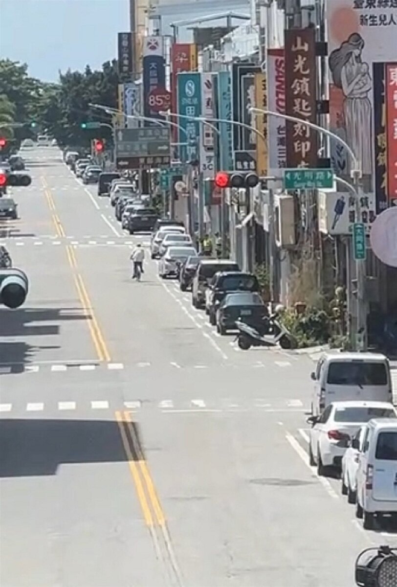 台東「城鎮韌性」防空演習,仍有民眾悠哉騎車逛大街,隨即被警方攔查。圖/民眾提供