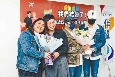 財政部18日公布2023年度婚姻報稅情形,同婚報稅件數達到6637件。圖為2對跨國同志伴侶到台北市戶政事務所登記結婚。(本報資料照片)