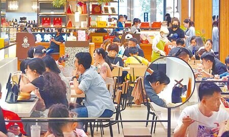 圖為台北市百貨公司美食街的用餐人潮。(本報資料照片)