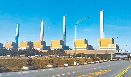 
台中市府18日亮出數據重申，中火、中佳新增的3部燃氣機組合計裝置容量3212MW，2027年足以取代目前中火燃煤3300MW發電量，證明中火具備逐年增氣減煤條件。（本報資料照片）
