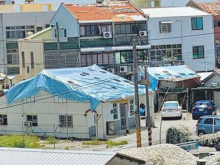 丹娜絲颱風造成台南市7000多間房屋掀頂,大多數房屋目前已蓋上帆布,後續要修屋頂卻缺工缺料,災民建議市府請台積電基金會幫忙。(郭良傑攝)