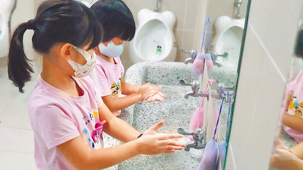 基隆市衛生局表示,基隆進入腸病毒流行期,呼籲民眾及家中有幼童的家長,要維持手部衛生,正確洗手能有效預防腸病毒。(基隆市政府提供/張志康基隆傳真)