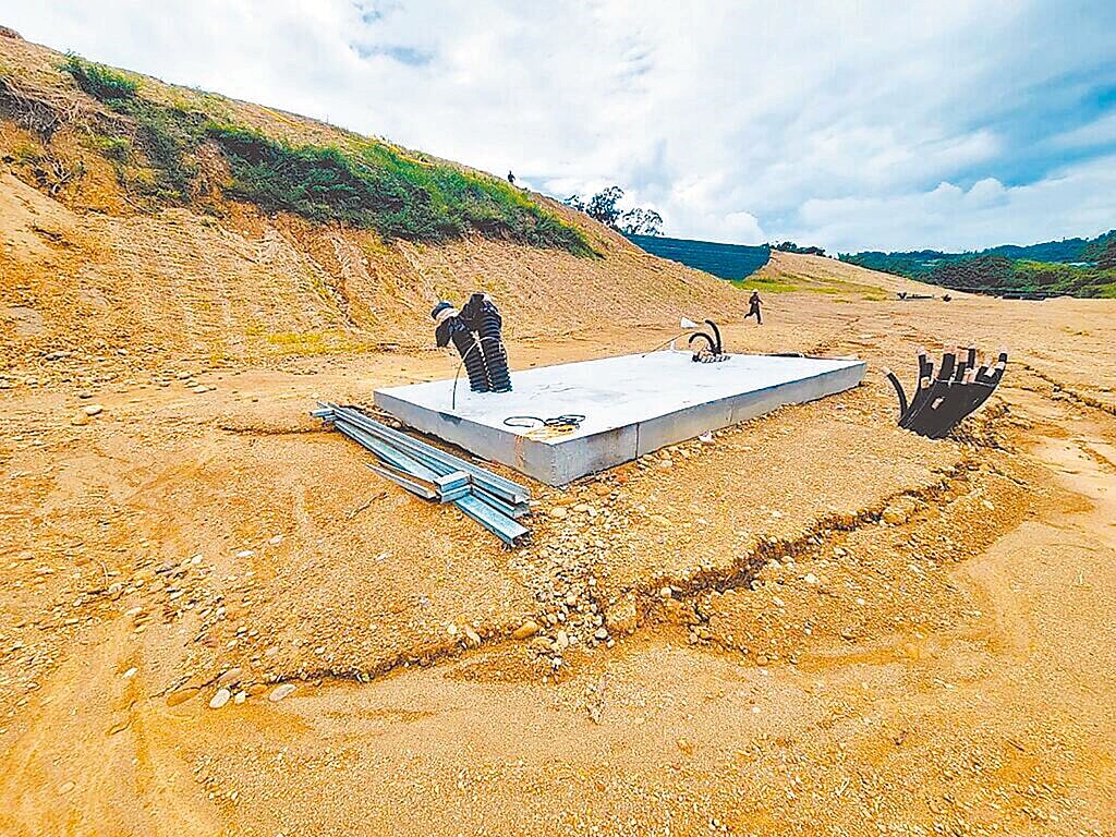 高雄市大樹區和山光電場遭經濟部能源署廢止二期施工許可,業者向高市府寄出存證信函,將保留法律追訴權,並向市府求償相關損失。(立委柯志恩服務處提供/洪浩軒高雄傳真)