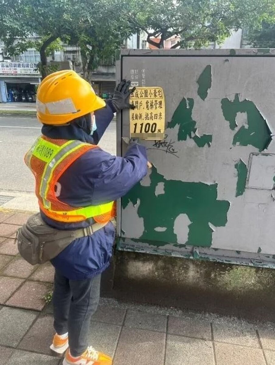北市環保局目前處理街頭違規張貼廣告物的方式包含人力清除、停話、裁處共3種方式。圖/北市環保局提供