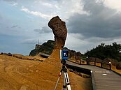 野柳女王頭現裂縫斷頭危機再現？野柳地質公園說明這原因