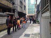 誰說買氣差？仁愛路公寓50組搶看擠爆