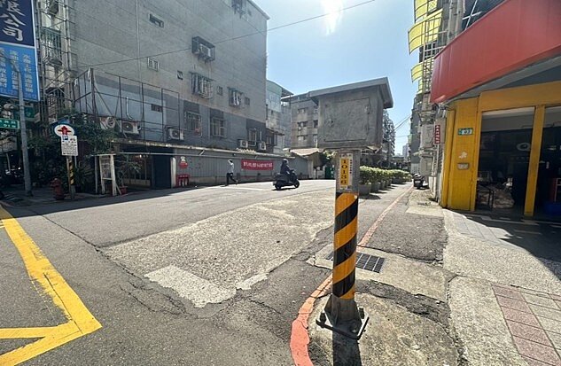 永和區信義路91巷道遭擺放花盆，缺乏完善的人行環境，影響周邊居民及學生通行安全。圖為施工改善前／工務局提供

