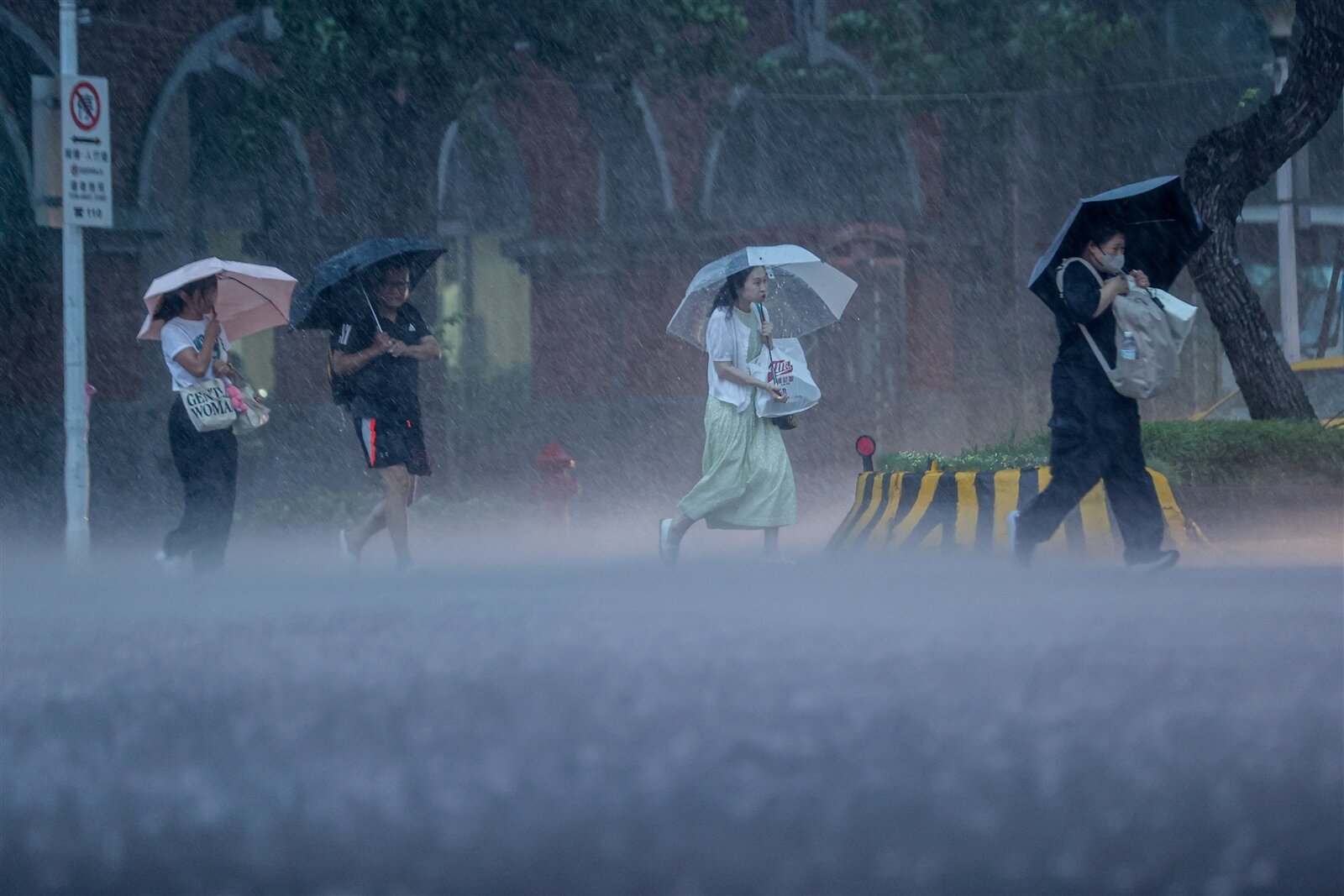 今天到下半天東半部降雨仍然相當持續，氣象署持續發布豪雨特報。隨著颱風往西移動，西半部地區降雨會比較明顯一些些。本報資料照片 