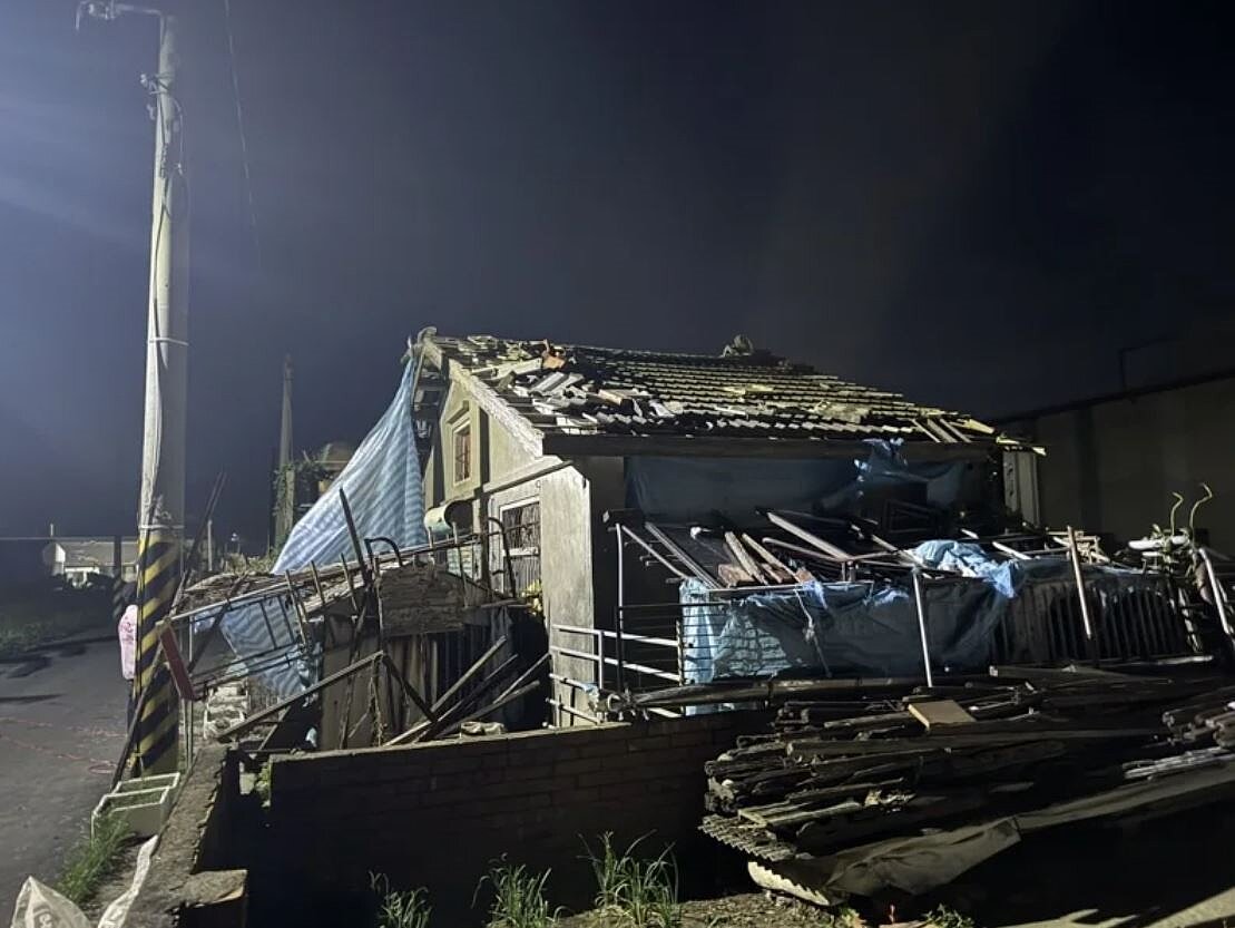 台南風災嚴重傳出受災戶等不及官方幫忙,自找業者修繕又被騙。圖/讀者提供