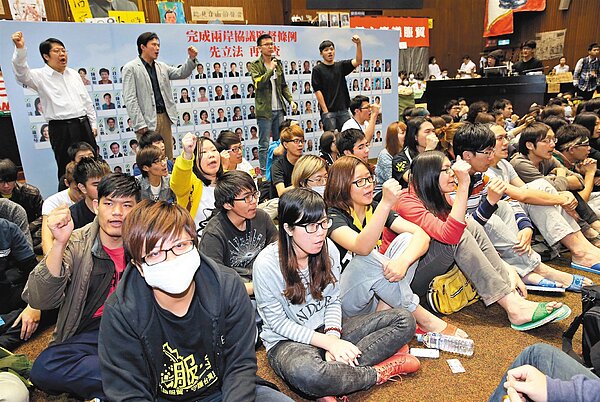 反服貿學生昨天在立法院議埸發出聲明,要求先完成兩岸協議監督的法制化,如果與馬總統見面,希望具體談這個問題。 記者鄭超文/攝影