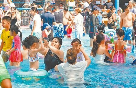 
7月22日迎來「大暑」，是一年當中最炎熱的時候。面對夏天高溫天氣，不少民眾戲水消暑。（本報資料照片）
