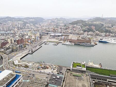 
基隆市政府針對港區的市容景觀，推動「城市留白行動」，補助民眾清理及粉刷建築立面，期待以「減法美學」，形塑更乾淨、新穎的城市面貌。（張志康攝）
