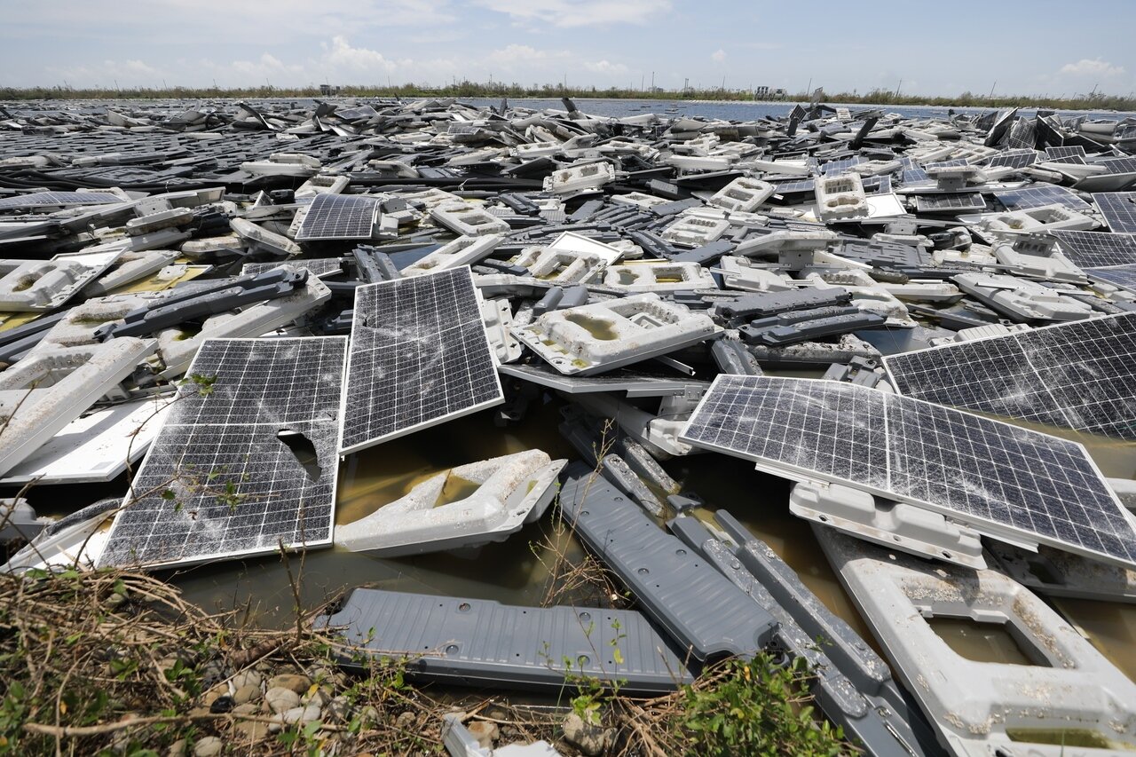 嘉義新塭滯洪池的光電設施受損，截至16日仍浮在水中，尚未清除。記者林奐成／攝影 