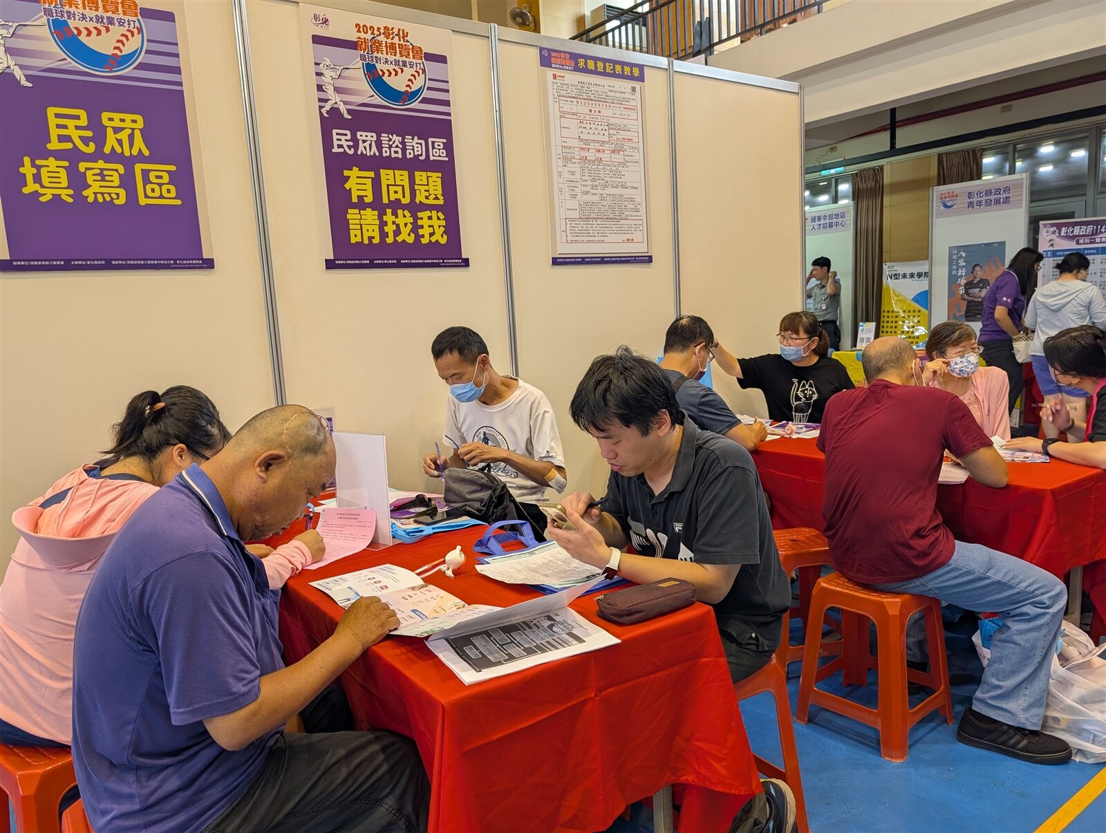 彰化縣政府在北斗國中舉辦第四場就業博覽會,求職民眾填寫資料。記者簡慧珍/攝影