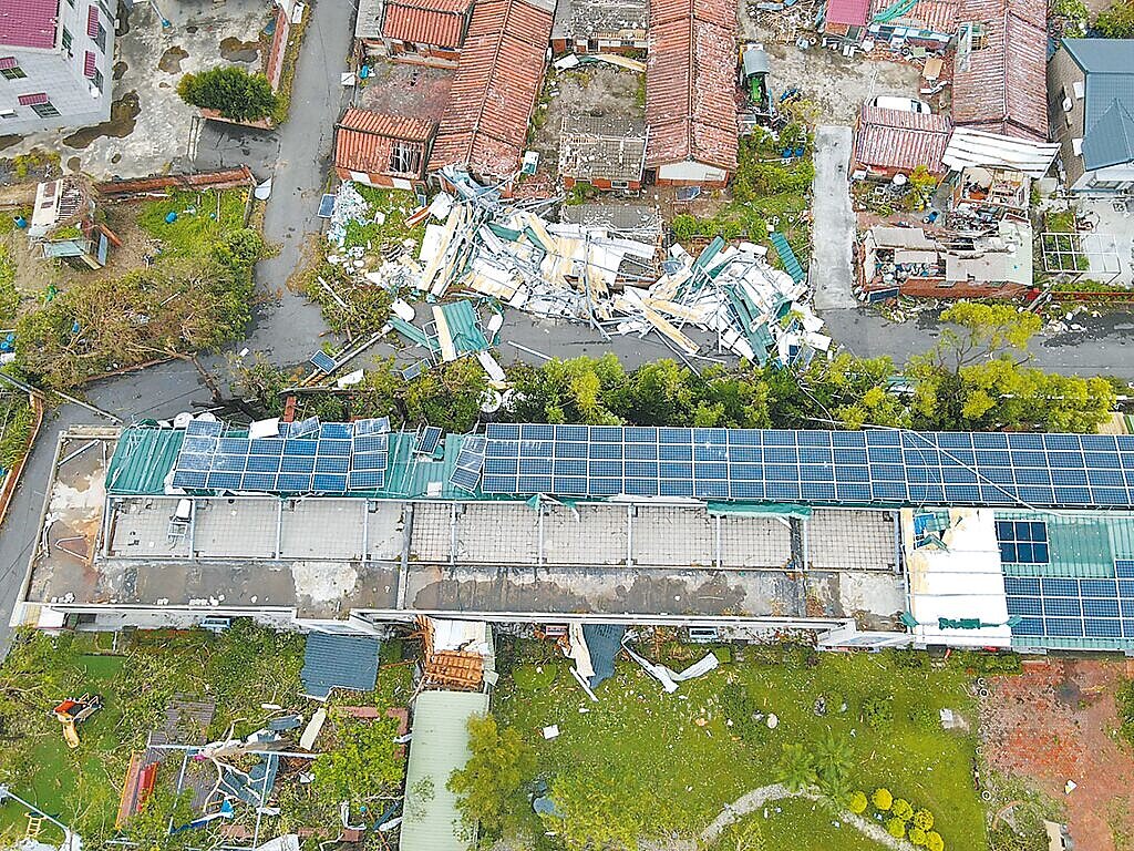 鹽水區竹埔國小教學樓的鋼構設施與光電板部分遭颱風吹落,飛到校外砸毀民宅。圖/竹埔國小提供