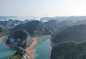 越南下龍灣遊艇翻覆　至少18死