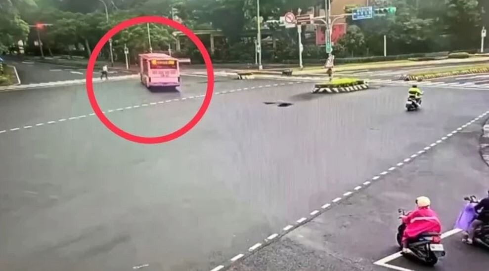 衛福部桃園醫院外科主任周佳正過馬路疑認為公車會禮讓,還以小跑步方式過馬路,孰料公車直接通過,周佳正遭撞上、慘遭拖行。記者翁至成/翻攝