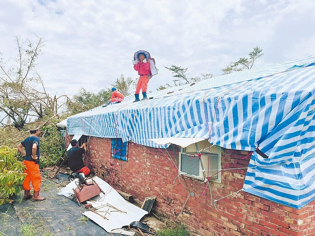 丹娜絲颱風重創南部,許多廠房機器泡水,經濟部宣布受損企業設備修復補助,每家最高20萬元;圖為丹娜絲颱風造成民宅屋頂受損,福雄工程公司捐贈上百件帆布幫助弱勢受災戶應急。圖/太保市公所提供