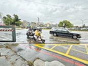 前鎮廢鐵道未拆　遇雨變滑軌