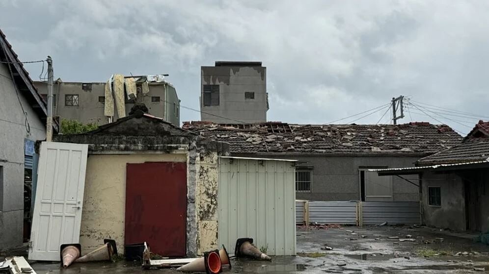 台南市議會國民黨團怒批有受災戶自己爬屋頂卻意外摔死。圖/國民黨團提供