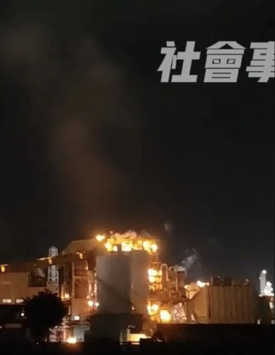 台塑高雄仁武廠區內接連數天深夜蒸氣瀰漫濃濃刺鼻酸臭味。圖／翻攝自社會事新聞影音
