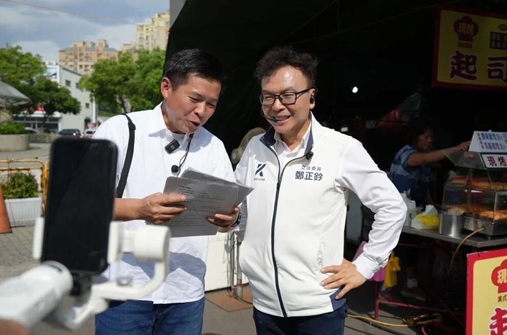 清華大學兼任助理教授何志勇在直播節目「志聖鮮思」番外篇,與國民黨立委鄭正鈐一起在新竹市假日花市戶外開講,討論時事議題。鄭正鈐表示,財劃法是自己選舉的重要政見,上任後努力推動下立院三讀通過修法,新竹一年統籌分配款可得293億,也讓新竹輕軌在內諸多建設得以繼續推行。圖/「志聖鮮思」提供