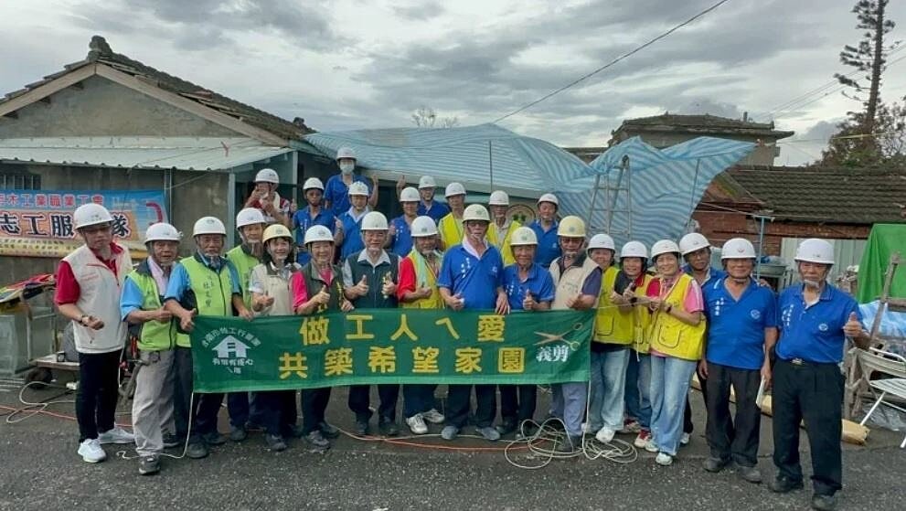台南市做工行善團速迅投入,為七股弱勢受災戶整修好房子。圖/台南市勞工局提供
