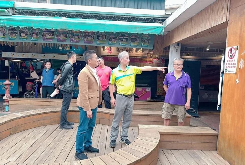 桃園市龍潭公有零售市場2023年獲經費改造並融入客家元素,不過市議員劉熒隆(左1)表示,2樓約50坪的露台空間閒置,希望經發局可以設置代客料理、座位區等,讓坪效利用到最大。圖/劉熒隆提供