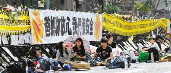 反服貿占領立法院議場行動進入第九天，在立法院旁的濟南路上的學生，用大型標語向家人報平安。
記者楊光昇／攝影