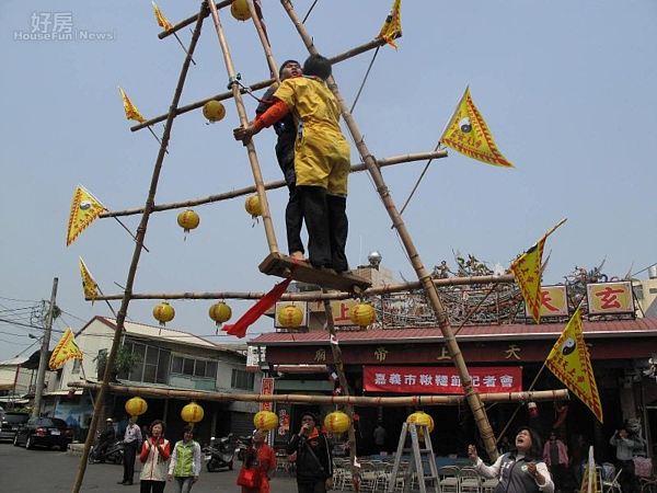 嘉義市消防局服務的郭文銓及李維軒示範高空盪鞦韆。(圖/記者郭政隆攝)