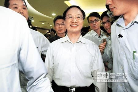 ↑行政院長江宜樺26日到台中市府拜會胡志強，席間未提任何反服貿相關議題，離去時對於媒體搶問，也只是笑而不答。（黃國峰攝） 