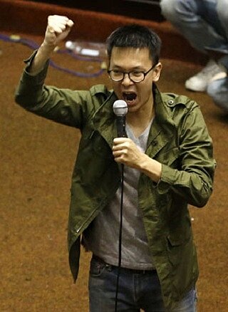 林飛帆身上的墨綠色軍裝外套,引發網友熱烈討論。